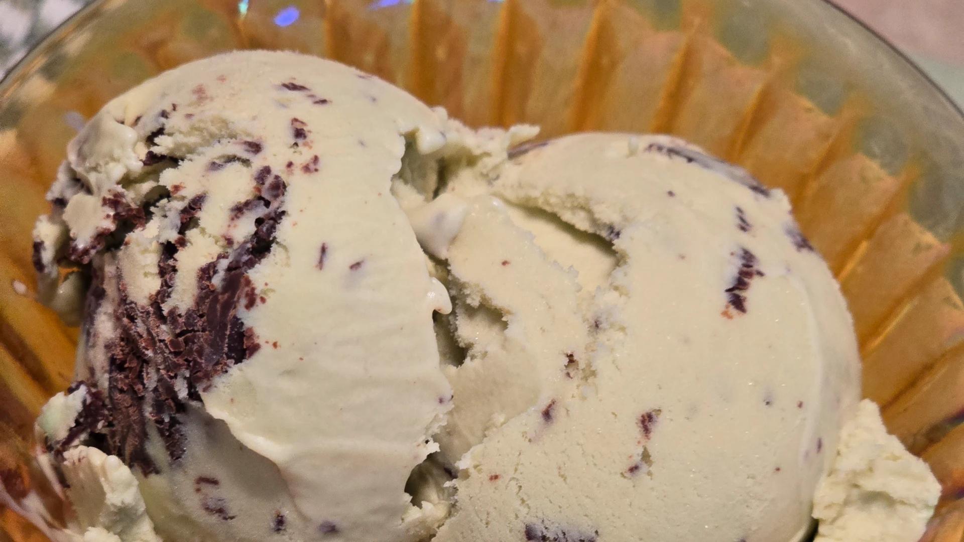 Vanilla with stratified chocolate